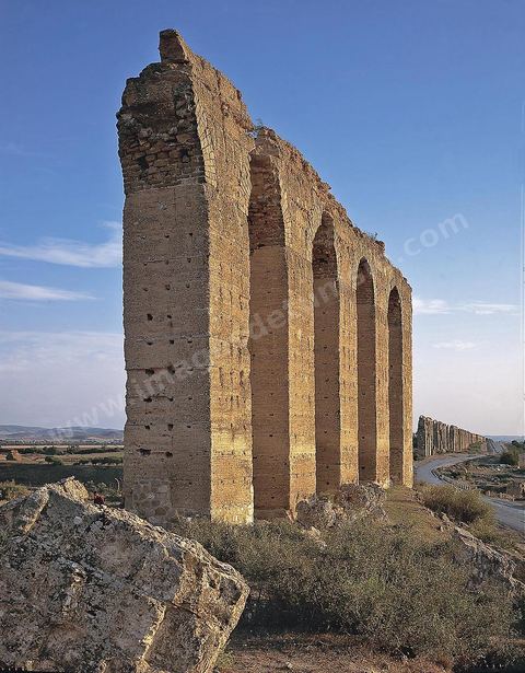 Aqueduc romain reliant Tunis à Zaghouan. Constructeur habile, l'empereur Hadrien décide le captage des sources existant dans les massifs montagneux du Djebel Zaghouan et du Jouggar ainsi que la construction d'un immense aqueduc destiné à conduire les eaux vers les citernes de La Malga, réservoirs d'eau de 25 000 m3, situés sur une partie élevée de la colline de Carthage. La longueur totale de l'aqueduc jusqu'à Carthage, y compris les diverses ramifications, est de 132 kilomètres. Sa déclivité est précisément de 0,29 %. Il est coupé à plusieurs reprises (d'abord par les Vandales puis par les Arabes).