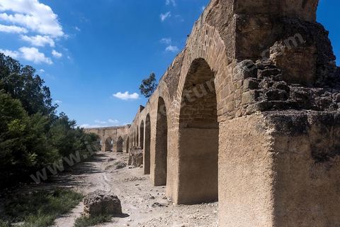 Aqueduc romain reliant Tunis à Zaghouan. Constructeur habile, l'empereur Hadrien décide le captage des sources existant dans les massifs montagneux du Djebel Zaghouan et du Jouggar ainsi que la construction d'un immense aqueduc destiné à conduire les eaux vers les citernes de La Malga, réservoirs d'eau de 25 000 m3, situés sur une partie élevée de la colline de Carthage. La longueur totale de l'aqueduc jusqu'à Carthage, y compris les diverses ramifications, est de 132 kilomètres. Sa déclivité est précisément de 0,29 %. Il est coupé à plusieurs reprises (d'abord par les Vandales puis par les Arabes).