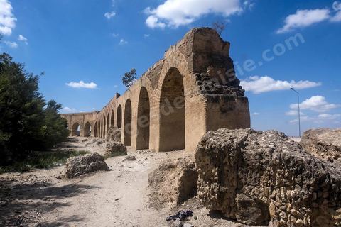 Aqueduc romain reliant Tunis à Zaghouan. Constructeur habile, l'empereur Hadrien décide le captage des sources existant dans les massifs montagneux du Djebel Zaghouan et du Jouggar ainsi que la construction d'un immense aqueduc destiné à conduire les eaux vers les citernes de La Malga, réservoirs d'eau de 25 000 m3, situés sur une partie élevée de la colline de Carthage. La longueur totale de l'aqueduc jusqu'à Carthage, y compris les diverses ramifications, est de 132 kilomètres. Sa déclivité est précisément de 0,29 %. Il est coupé à plusieurs reprises (d'abord par les Vandales puis par les Arabes).