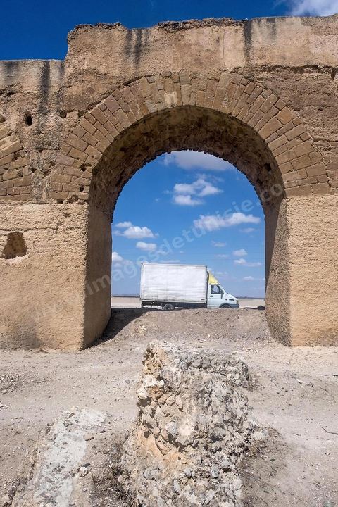 Aqueduc romain reliant Tunis à Zaghouan. Constructeur habile, l'empereur Hadrien décide le captage des sources existant dans les massifs montagneux du Djebel Zaghouan et du Jouggar ainsi que la construction d'un immense aqueduc destiné à conduire les eaux vers les citernes de La Malga, réservoirs d'eau de 25 000 m3, situés sur une partie élevée de la colline de Carthage. La longueur totale de l'aqueduc jusqu'à Carthage, y compris les diverses ramifications, est de 132 kilomètres. Sa déclivité est précisément de 0,29 %. Il est coupé à plusieurs reprises (d'abord par les Vandales puis par les Arabes).