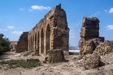 Aqueduc romain reliant Tunis à Zaghouan. Constructeur habile, l'empereur Hadrien décide le captage des sources existant dans les massifs montagneux du Djebel Zaghouan et du Jouggar ainsi que la construction d'un immense aqueduc destiné à conduire les eaux vers les citernes de La Malga, réservoirs d'eau de 25 000 m3, situés sur une partie élevée de la colline de Carthage. La longueur totale de l'aqueduc jusqu'à Carthage, y compris les diverses ramifications, est de 132 kilomètres. Sa déclivité est précisément de 0,29 %. Il est coupé à plusieurs reprises (d'abord par les Vandales puis par les Arabes).