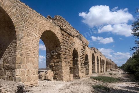Aqueduc romain reliant Tunis à Zaghouan. Constructeur habile, l'empereur Hadrien décide le captage des sources existant dans les massifs montagneux du Djebel Zaghouan et du Jouggar ainsi que la construction d'un immense aqueduc destiné à conduire les eaux vers les citernes de La Malga, réservoirs d'eau de 25 000 m3, situés sur une partie élevée de la colline de Carthage. La longueur totale de l'aqueduc jusqu'à Carthage, y compris les diverses ramifications, est de 132 kilomètres. Sa déclivité est précisément de 0,29 %. Il est coupé à plusieurs reprises (d'abord par les Vandales puis par les Arabes).