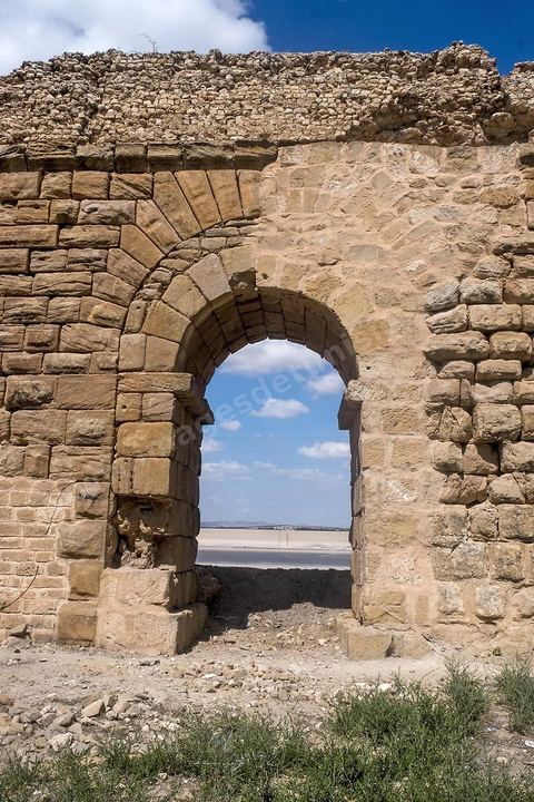 Aqueduc romain reliant Tunis à Zaghouan. Constructeur habile, l'empereur Hadrien décide le captage des sources existant dans les massifs montagneux du Djebel Zaghouan et du Jouggar ainsi que la construction d'un immense aqueduc destiné à conduire les eaux vers les citernes de La Malga, réservoirs d'eau de 25 000 m3, situés sur une partie élevée de la colline de Carthage. La longueur totale de l'aqueduc jusqu'à Carthage, y compris les diverses ramifications, est de 132 kilomètres. Sa déclivité est précisément de 0,29 %. Il est coupé à plusieurs reprises (d'abord par les Vandales puis par les Arabes).