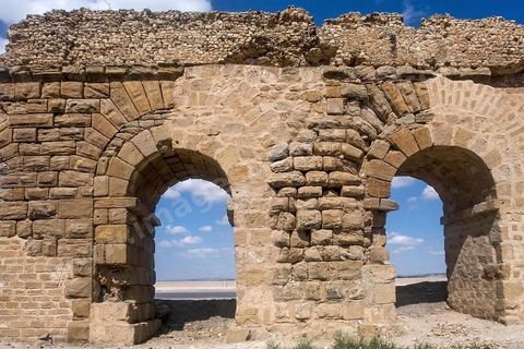 Aqueduc romain reliant Tunis à Zaghouan. Constructeur habile, l'empereur Hadrien décide le captage des sources existant dans les massifs montagneux du Djebel Zaghouan et du Jouggar ainsi que la construction d'un immense aqueduc destiné à conduire les eaux vers les citernes de La Malga, réservoirs d'eau de 25 000 m3, situés sur une partie élevée de la colline de Carthage. La longueur totale de l'aqueduc jusqu'à Carthage, y compris les diverses ramifications, est de 132 kilomètres. Sa déclivité est précisément de 0,29 %. Il est coupé à plusieurs reprises (d'abord par les Vandales puis par les Arabes).