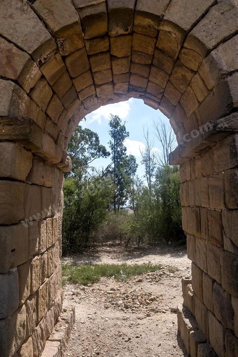 Aqueduc romain reliant Tunis à Zaghouan. Constructeur habile, l'empereur Hadrien décide le captage des sources existant dans les massifs montagneux du Djebel Zaghouan et du Jouggar ainsi que la construction d'un immense aqueduc destiné à conduire les eaux vers les citernes de La Malga, réservoirs d'eau de 25 000 m3, situés sur une partie élevée de la colline de Carthage. La longueur totale de l'aqueduc jusqu'à Carthage, y compris les diverses ramifications, est de 132 kilomètres. Sa déclivité est précisément de 0,29 %. Il est coupé à plusieurs reprises (d'abord par les Vandales puis par les Arabes).