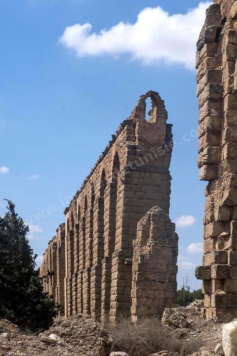 Aqueduc romain reliant Tunis à Zaghouan. Constructeur habile, l'empereur Hadrien décide le captage des sources existant dans les massifs montagneux du Djebel Zaghouan et du Jouggar ainsi que la construction d'un immense aqueduc destiné à conduire les eaux vers les citernes de La Malga, réservoirs d'eau de 25 000 m3, situés sur une partie élevée de la colline de Carthage. La longueur totale de l'aqueduc jusqu'à Carthage, y compris les diverses ramifications, est de 132 kilomètres. Sa déclivité est précisément de 0,29 %. Il est coupé à plusieurs reprises (d'abord par les Vandales puis par les Arabes).