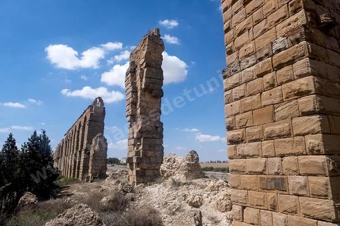 Aqueduc romain reliant Tunis à Zaghouan. Constructeur habile, l'empereur Hadrien décide le captage des sources existant dans les massifs montagneux du Djebel Zaghouan et du Jouggar ainsi que la construction d'un immense aqueduc destiné à conduire les eaux vers les citernes de La Malga, réservoirs d'eau de 25 000 m3, situés sur une partie élevée de la colline de Carthage. La longueur totale de l'aqueduc jusqu'à Carthage, y compris les diverses ramifications, est de 132 kilomètres. Sa déclivité est précisément de 0,29 %. Il est coupé à plusieurs reprises (d'abord par les Vandales puis par les Arabes).