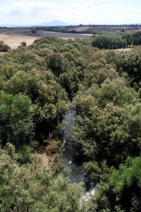 Oued Melloula passe sous l'Aqueduc romain reliant Tunis à Zaghouan. Constructeur habile, l'empereur Hadrien décide le captage des sources existant dans les massifs montagneux du Djebel Zaghouan et du Jouggar ainsi que la construction d'un immense aqueduc destiné à conduire les eaux vers les citernes de La Malga, réservoirs d'eau de 25 000 m3, situés sur une partie élevée de la colline de Carthage. La longueur totale de l'aqueduc jusqu'à Carthage, y compris les diverses ramifications, est de 132 kilomètres. Sa déclivité est précisément de 0,29 %. Il est coupé à plusieurs reprises (d'abord par les Vandales puis par les Arabes).