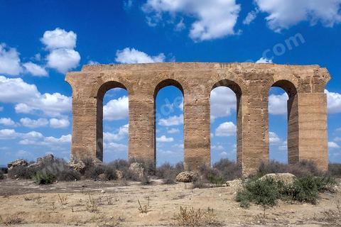 Aqueduc romain reliant Tunis à Zaghouan. Constructeur habile, l'empereur Hadrien décide le captage des sources existant dans les massifs montagneux du Djebel Zaghouan et du Jouggar ainsi que la construction d'un immense aqueduc destiné à conduire les eaux vers les citernes de La Malga, réservoirs d'eau de 25 000 m3, situés sur une partie élevée de la colline de Carthage. La longueur totale de l'aqueduc jusqu'à Carthage, y compris les diverses ramifications, est de 132 kilomètres. Sa déclivité est précisément de 0,29 %. Il est coupé à plusieurs reprises (d'abord par les Vandales puis par les Arabes).