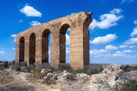 Aqueduc romain reliant Tunis à Zaghouan. Constructeur habile, l'empereur Hadrien décide le captage des sources existant dans les massifs montagneux du Djebel Zaghouan et du Jouggar ainsi que la construction d'un immense aqueduc destiné à conduire les eaux vers les citernes de La Malga, réservoirs d'eau de 25 000 m3, situés sur une partie élevée de la colline de Carthage. La longueur totale de l'aqueduc jusqu'à Carthage, y compris les diverses ramifications, est de 132 kilomètres. Sa déclivité est précisément de 0,29 %. Il est coupé à plusieurs reprises (d'abord par les Vandales puis par les Arabes).