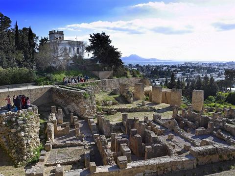 Quartier d'habitations puniques sur la colline de Byrsa à Carthage. Sur le sommet de la colline de Byrsa, emplacement du forum romain, a été mis au jour un quartier d'habitation punique du dernier siècle d'existence de la ville, daté plus précisément du début du IIe siècle avt JC. L'habitat est typique et même stéréotypé, avec un local sur la rue pouvant être utilisé comme magasin, une citerne étant installée au sous-sol afin de récupérer l'eau destinée à l'utilisation domestique, et un long couloir sur le côté droit qui mène à une cour percée d'un puisard et autour de laquelle se succèdent de petites pièces en nombre variable.