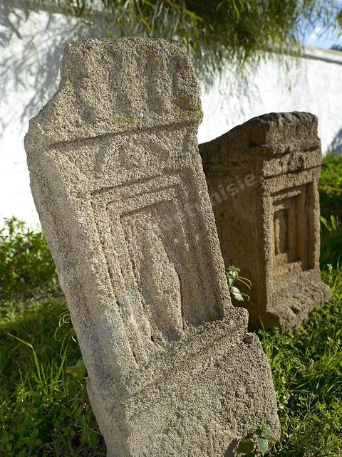 Le tophet, est un enclos sacré punique où les Carthaginois auraient sacrifié leurs enfants aux divinités protectrices Tanit et Ba'al Hammon selon une historiographie bien ancrée mais remise en cause par certains spécialistes. Ce jardin recèle un grand nombre de stèles puniques souvent marqué du signe de Tanit.