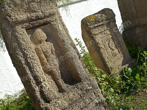 Le tophet, est un enclos sacré punique où les Carthaginois auraient sacrifié leurs enfants aux divinités protectrices Tanit et Ba'al Hammon selon une historiographie bien ancrée mais remise en cause par certains spécialistes. Ce jardin recèle un grand nombre de stèles puniques souvent marqué du signe de Tanit.
