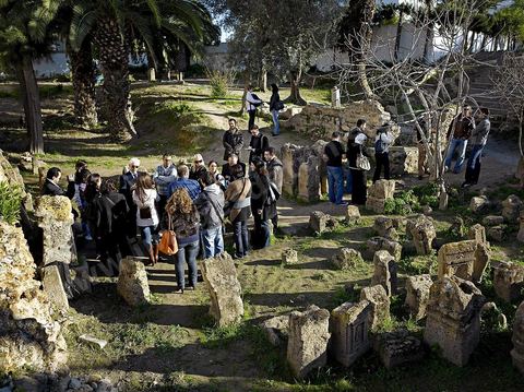Le tophet, est un enclos sacré punique où les Carthaginois auraient sacrifié leurs enfants aux divinités protectrices Tanit et Ba'al Hammon selon une historiographie bien ancrée mais remise en cause par certains spécialistes. Ce jardin recèle un grand nombre de stèles puniques souvent marqué du signe de Tanit.
