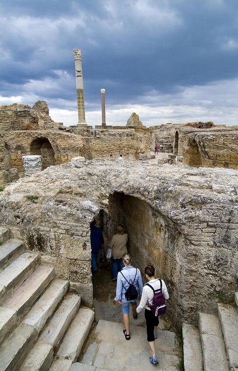 Les thermes d’Antonin de Carthage sont le plus vaste ensemble thermal romain construit sur le sol africain. Des installations d’origine ne subsistent plus que quelques vestiges du rez-de-chaussée, constitué des espaces de service, situés à proximité du rivage de Carthage. En effet, le site a servi de carrière de pierres pendant des siècles afin d’édifier de nombreux monuments, tant à Tunis que dans de nombreuses villes du nord du bassin méditerranéen comme Pise, sa proximité du rivage ayant aggravé la prédation. Les vestiges s’étendent sur une longueur supérieure à 200 mètres, le long du rivage. L’anastylose d’une colonne du frigidarium par une mission archéologique tunisienne en 1985, dans le contexte de la campagne internationale menée par l’Unesco (1972-1992) permet de se faire une idée de la magnificence des lieux à l’apogée de la cité romaine ; les voûtes disparues s’élevaient à une hauteur supérieure à 29 mètres, soit approximativement un immeuble d’une hauteur de huit étages.