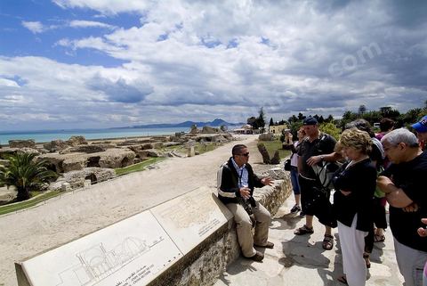 Les thermes d’Antonin de Carthage sont le plus vaste ensemble thermal romain construit sur le sol africain. Des installations d’origine ne subsistent plus que quelques vestiges du rez-de-chaussée, constitué des espaces de service, situés à proximité du rivage de Carthage. En effet, le site a servi de carrière de pierres pendant des siècles afin d’édifier de nombreux monuments, tant à Tunis que dans de nombreuses villes du nord du bassin méditerranéen comme Pise, sa proximité du rivage ayant aggravé la prédation. Les vestiges s’étendent sur une longueur supérieure à 200 mètres, le long du rivage. L’anastylose d’une colonne du frigidarium par une mission archéologique tunisienne en 1985, dans le contexte de la campagne internationale menée par l’Unesco (1972-1992) permet de se faire une idée de la magnificence des lieux à l’apogée de la cité romaine ; les voûtes disparues s’élevaient à une hauteur supérieure à 29 mètres, soit approximativement un immeuble d’une hauteur de huit étages.