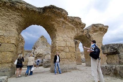 Les thermes d’Antonin de Carthage sont le plus vaste ensemble thermal romain construit sur le sol africain. Des installations d’origine ne subsistent plus que quelques vestiges du rez-de-chaussée, constitué des espaces de service, situés à proximité du rivage de Carthage. En effet, le site a servi de carrière de pierres pendant des siècles afin d’édifier de nombreux monuments, tant à Tunis que dans de nombreuses villes du nord du bassin méditerranéen comme Pise, sa proximité du rivage ayant aggravé la prédation. Les vestiges s’étendent sur une longueur supérieure à 200 mètres, le long du rivage. L’anastylose d’une colonne du frigidarium par une mission archéologique tunisienne en 1985, dans le contexte de la campagne internationale menée par l’Unesco (1972-1992) permet de se faire une idée de la magnificence des lieux à l’apogée de la cité romaine ; les voûtes disparues s’élevaient à une hauteur supérieure à 29 mètres, soit approximativement un immeuble d’une hauteur de huit étages.