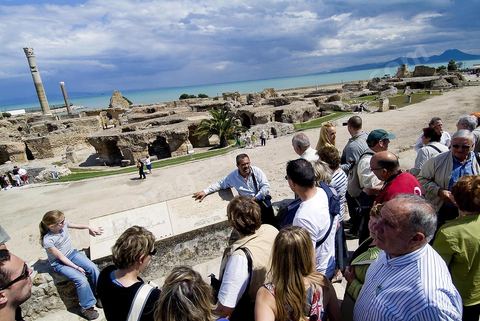 Les thermes d’Antonin de Carthage sont le plus vaste ensemble thermal romain construit sur le sol africain. Des installations d’origine ne subsistent plus que quelques vestiges du rez-de-chaussée, constitué des espaces de service, situés à proximité du rivage de Carthage. En effet, le site a servi de carrière de pierres pendant des siècles afin d’édifier de nombreux monuments, tant à Tunis que dans de nombreuses villes du nord du bassin méditerranéen comme Pise, sa proximité du rivage ayant aggravé la prédation. Les vestiges s’étendent sur une longueur supérieure à 200 mètres, le long du rivage. L’anastylose d’une colonne du frigidarium par une mission archéologique tunisienne en 1985, dans le contexte de la campagne internationale menée par l’Unesco (1972-1992) permet de se faire une idée de la magnificence des lieux à l’apogée de la cité romaine ; les voûtes disparues s’élevaient à une hauteur supérieure à 29 mètres, soit approximativement un immeuble d’une hauteur de huit étages.