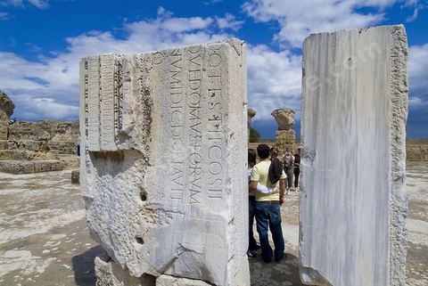 Les thermes d’Antonin de Carthage sont le plus vaste ensemble thermal romain construit sur le sol africain. Des installations d’origine ne subsistent plus que quelques vestiges du rez-de-chaussée, constitué des espaces de service, situés à proximité du rivage de Carthage. En effet, le site a servi de carrière de pierres pendant des siècles afin d’édifier de nombreux monuments, tant à Tunis que dans de nombreuses villes du nord du bassin méditerranéen comme Pise, sa proximité du rivage ayant aggravé la prédation. Les vestiges s’étendent sur une longueur supérieure à 200 mètres, le long du rivage. L’anastylose d’une colonne du frigidarium par une mission archéologique tunisienne en 1985, dans le contexte de la campagne internationale menée par l’Unesco (1972-1992) permet de se faire une idée de la magnificence des lieux à l’apogée de la cité romaine ; les voûtes disparues s’élevaient à une hauteur supérieure à 29 mètres, soit approximativement un immeuble d’une hauteur de huit étages.