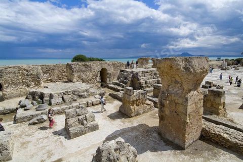 Les thermes d’Antonin de Carthage sont le plus vaste ensemble thermal romain construit sur le sol africain. Des installations d’origine ne subsistent plus que quelques vestiges du rez-de-chaussée, constitué des espaces de service, situés à proximité du rivage de Carthage. En effet, le site a servi de carrière de pierres pendant des siècles afin d’édifier de nombreux monuments, tant à Tunis que dans de nombreuses villes du nord du bassin méditerranéen comme Pise, sa proximité du rivage ayant aggravé la prédation. Les vestiges s’étendent sur une longueur supérieure à 200 mètres, le long du rivage. L’anastylose d’une colonne du frigidarium par une mission archéologique tunisienne en 1985, dans le contexte de la campagne internationale menée par l’Unesco (1972-1992) permet de se faire une idée de la magnificence des lieux à l’apogée de la cité romaine ; les voûtes disparues s’élevaient à une hauteur supérieure à 29 mètres, soit approximativement un immeuble d’une hauteur de huit étages.