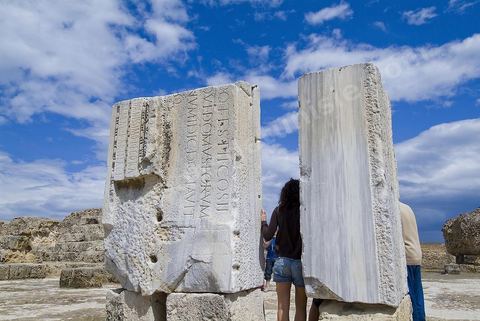 Les thermes d’Antonin de Carthage sont le plus vaste ensemble thermal romain construit sur le sol africain. Des installations d’origine ne subsistent plus que quelques vestiges du rez-de-chaussée, constitué des espaces de service, situés à proximité du rivage de Carthage. En effet, le site a servi de carrière de pierres pendant des siècles afin d’édifier de nombreux monuments, tant à Tunis que dans de nombreuses villes du nord du bassin méditerranéen comme Pise, sa proximité du rivage ayant aggravé la prédation. Les vestiges s’étendent sur une longueur supérieure à 200 mètres, le long du rivage. L’anastylose d’une colonne du frigidarium par une mission archéologique tunisienne en 1985, dans le contexte de la campagne internationale menée par l’Unesco (1972-1992) permet de se faire une idée de la magnificence des lieux à l’apogée de la cité romaine ; les voûtes disparues s’élevaient à une hauteur supérieure à 29 mètres, soit approximativement un immeuble d’une hauteur de huit étages.