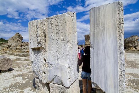 Les thermes d’Antonin de Carthage sont le plus vaste ensemble thermal romain construit sur le sol africain. Des installations d’origine ne subsistent plus que quelques vestiges du rez-de-chaussée, constitué des espaces de service, situés à proximité du rivage de Carthage. En effet, le site a servi de carrière de pierres pendant des siècles afin d’édifier de nombreux monuments, tant à Tunis que dans de nombreuses villes du nord du bassin méditerranéen comme Pise, sa proximité du rivage ayant aggravé la prédation. Les vestiges s’étendent sur une longueur supérieure à 200 mètres, le long du rivage. L’anastylose d’une colonne du frigidarium par une mission archéologique tunisienne en 1985, dans le contexte de la campagne internationale menée par l’Unesco (1972-1992) permet de se faire une idée de la magnificence des lieux à l’apogée de la cité romaine ; les voûtes disparues s’élevaient à une hauteur supérieure à 29 mètres, soit approximativement un immeuble d’une hauteur de huit étages.