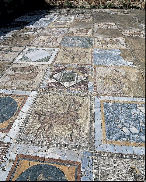 la villa volière sur le site archéologique du parc des villas romaines à la Carthage. La villa reconstruite en partie présente de très belles mosaiques au sol.