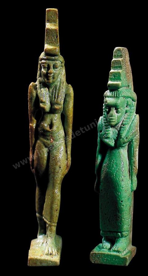 Amulettes egyptisantes en pâte siliceuse. Très travaillées, elle forment souvent les motifs de colliers et figurent par dizaines dans les tombes les plus riches. Importées d'Egypte ou produites sur place, on leur prête une puissance magique protectrice. (H. 8,2 et 7 cm, Carthage, V-Ivème siècle avant JC, musée de Carthage).