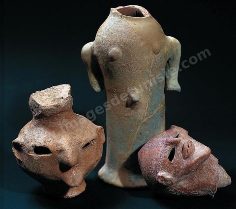Figurines campaniformes en terre cuite. Réalisées au tour, elles ont un profil en cloche ou "campaniformes", et leur origine remonte aux Phéniciens d'Orient. Ces personnages présentent un aspect caricatural : crâne allongé, oreilles décollées, nez fort et busqué, menton en galoche. On les trouve surtout au tophet à partir du VIIIème siècle et leur fonction demeure énigmatique. (Carthage VIIIème siècle, musée de Carthage).