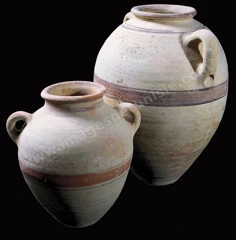 Grandes amphores globulaires à deux anses; argile rougeâtre bien cuite, engobe blanc crémeux sur lequel se détache un décor de lignes horizontales et de bandes rouges; le col est court et large (nécropole punique de Carthage, musée de Carthage).