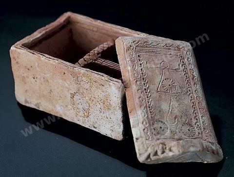 Terracotta jewelry box with a lid decorated with the so-called Tanit symbol and various motifs: rosettes, a heart, and twisted patterns (3rd century, Carthage Museum).
