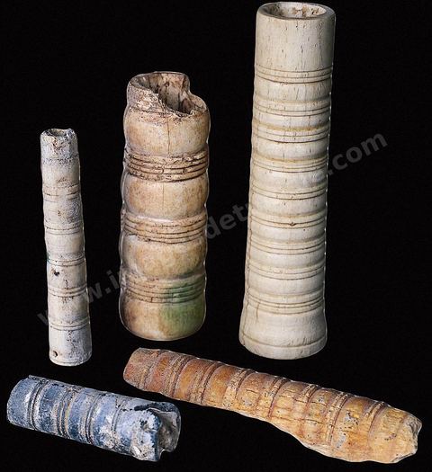 Makeup kit. Punic women, who took great pride in their appearance, used a wide range of products for their beauty routine: powders (pink and sky blue for blush), ointments, perfumes... Kohl case made of glass paste, terracotta, and even seashell, complete with a bone stylus (4th–3rd century BCE, Carthage Museum). 