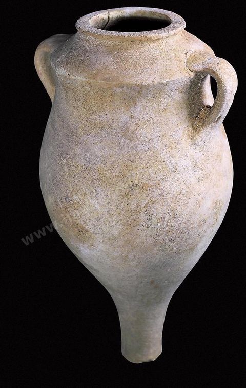 Amphorae known as “empaulement” amphorae, produced in Carthage during the Archaic period and often unearthed at the Tanit I level of the Tophet. Decorated with red bands and black lines (H. 25–30 cm, Tophet, Carthage, 8th–7th century BCE, Carthage Museum).