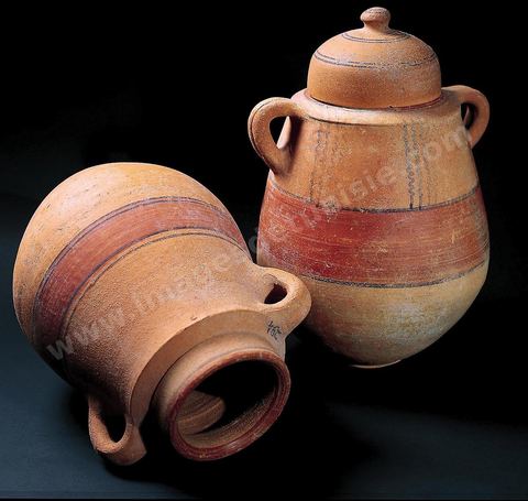 Amphorae known as “empaulement” amphorae, produced in Carthage during the Archaic period and often unearthed at the Tanit I level of the Tophet. Decorated with red bands and black lines (H. 25–30 cm, Tophet, Carthage, 8th–7th century BCE, Carthage Museum).