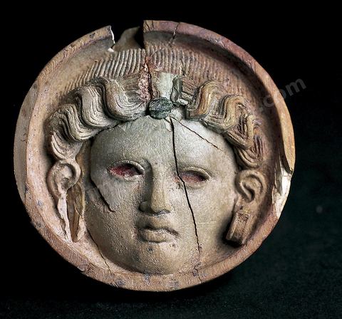 Médaillon en ivoire trouvé dans la nécropole de Sainte Monique (diam. 6,2 cm, musée de Carthage)