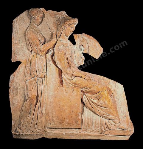 Bas-relief funéraire en stuc figurant une femme en train de se faire coiffer. Cette scène illustre la place importante que la toilette occupait dans la vie quotidienne de la femme, en Afrique, à l'époque romaine. Début du IIème siècle ap JC, Musée de Carthage