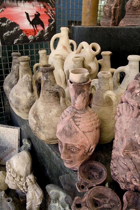 Vendeur de souvenirs devant le musée archéologique de Carthage
