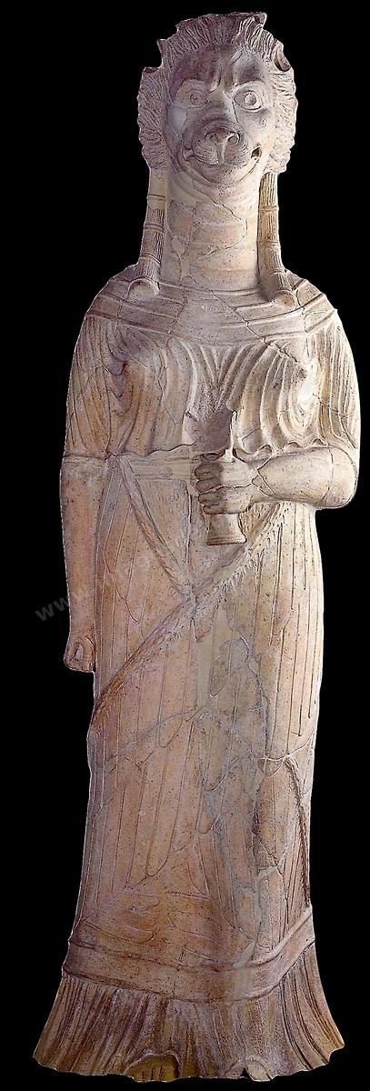Déesse léontocéphale en terre cuite représentant Tanit, identifiée grâce à une monnaie romaine datant de 46 av.‑J.-C., où elle figure accompagnée des initiales G.T.A. ( Genius Terrae Africae, génie de la terre d’Afrique ). Personnifiant l’Afrique et régissant son destin, elle était d’autant plus habilitée à adopter la tête léonine que le roi des animaux et des forces de la nature a toujours été l’un des symboles essentiels du continent ( H. 150‑cm, l.46‑cm, ép. 36 cm, sanctuaire de Thinissut , près de Bir Bouregba, Ier‑siècle ap. J.-C., musée du Bardo). Section numide - musée du Bardo