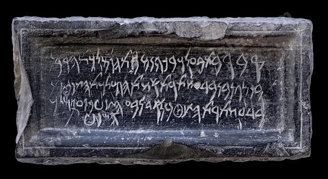 Epitaphe de la prêtresse Batbaal, cheffe du clergé. Calcaire métamorphisé noir. Musée national de Carthage 