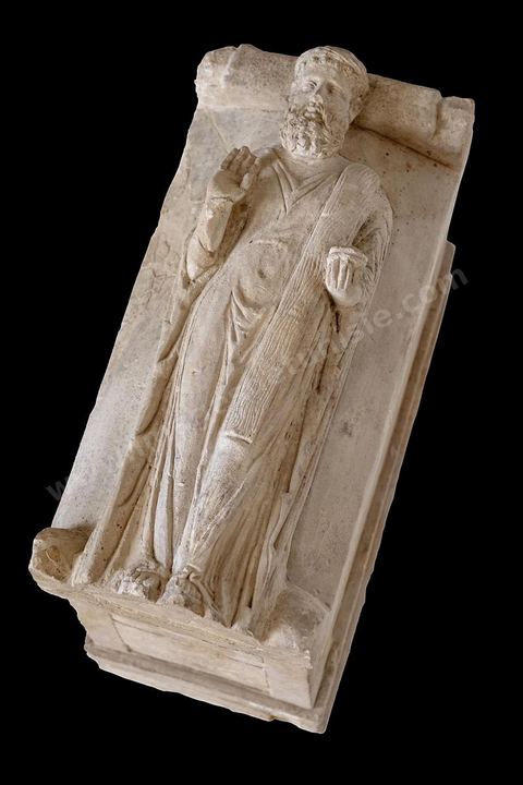 Small anthropomorphic ossuary with a figure in prayer: Borj Jedid necropolis. Soft clay. National Museum of Carthage