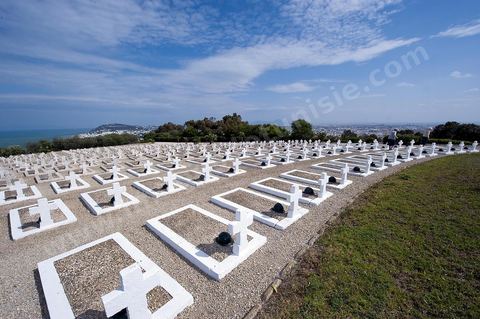 Le cimetière militaire français de Gammarth est le 5 janvier 1944. Occupant une surface de sept hectares sur les hauteurs de la ville, il est affecté à l'origine aux militaires non musulmans des troupes d'Afrique du Nord tombés au cours de la campagne de Tunisie qui a eu lieu du 19 novembre 1942 au 13 mai 1943. Après le regroupement des différents carrés militaires des cimetières communaux entre 1966 et 1968, des combattants tombés au cours d'autres batailles (Première Guerre mondiale, Seconde Guerre mondiale et Guerre d'Indochine) y sont inhumés, soit au total 1 875 corps reposant dans des tombes individuelles.