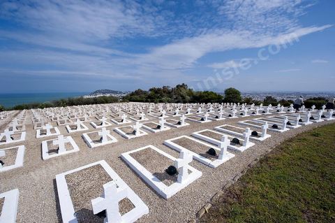 Le cimetière militaire français de Gammarth est le 5 janvier 1944. Occupant une surface de sept hectares sur les hauteurs de la ville, il est affecté à l'origine aux militaires non musulmans des troupes d'Afrique du Nord tombés au cours de la campagne de Tunisie qui a eu lieu du 19 novembre 1942 au 13 mai 1943. Après le regroupement des différents carrés militaires des cimetières communaux entre 1966 et 1968, des combattants tombés au cours d'autres batailles (Première Guerre mondiale, Seconde Guerre mondiale et Guerre d'Indochine) y sont inhumés, soit au total 1 875 corps reposant dans des tombes individuelles.