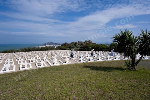 Le cimetière militaire français de Gammarth est le 5 janvier 1944. Occupant une surface de sept hectares sur les hauteurs de la ville, il est affecté à l'origine aux militaires non musulmans des troupes d'Afrique du Nord tombés au cours de la campagne de Tunisie qui a eu lieu du 19 novembre 1942 au 13 mai 1943. Après le regroupement des différents carrés militaires des cimetières communaux entre 1966 et 1968, des combattants tombés au cours d'autres batailles (Première Guerre mondiale, Seconde Guerre mondiale et Guerre d'Indochine) y sont inhumés, soit au total 1 875 corps reposant dans des tombes individuelles.