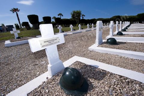Le cimetière militaire français de Gammarth est le 5 janvier 1944. Occupant une surface de sept hectares sur les hauteurs de la ville, il est affecté à l'origine aux militaires non musulmans des troupes d'Afrique du Nord tombés au cours de la campagne de Tunisie qui a eu lieu du 19 novembre 1942 au 13 mai 1943. Après le regroupement des différents carrés militaires des cimetières communaux entre 1966 et 1968, des combattants tombés au cours d'autres batailles (Première Guerre mondiale, Seconde Guerre mondiale et Guerre d'Indochine) y sont inhumés, soit au total 1 875 corps reposant dans des tombes individuelles.