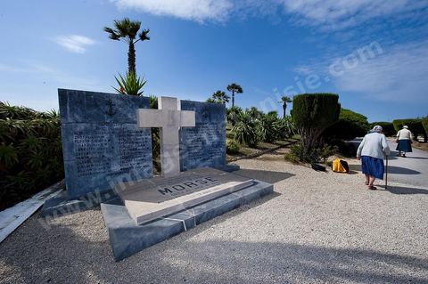 le mémorial et l'ossuaire de l'équipage du sous-marin Morse coulé au large de Sfax le 17 juin 1940. Le cimetière militaire français de Gammarth est le 5 janvier 1944. Occupant une surface de sept hectares sur les hauteurs de la ville, il est affecté à l'origine aux militaires non musulmans des troupes d'Afrique du Nord tombés au cours de la campagne de Tunisie qui a eu lieu du 19 novembre 1942 au 13 mai 1943. Après le regroupement des différents carrés militaires des cimetières communaux entre 1966 et 1968, des combattants tombés au cours d'autres batailles (Première Guerre mondiale, Seconde Guerre mondiale et Guerre d'Indochine) y sont inhumés, soit au total 1 875 corps reposant dans des tombes individuelles.