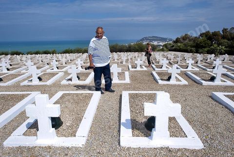 Le cimetière militaire français de Gammarth est le 5 janvier 1944. Occupant une surface de sept hectares sur les hauteurs de la ville, il est affecté à l'origine aux militaires non musulmans des troupes d'Afrique du Nord tombés au cours de la campagne de Tunisie qui a eu lieu du 19 novembre 1942 au 13 mai 1943. Après le regroupement des différents carrés militaires des cimetières communaux entre 1966 et 1968, des combattants tombés au cours d'autres batailles (Première Guerre mondiale, Seconde Guerre mondiale et Guerre d'Indochine) y sont inhumés, soit au total 1 875 corps reposant dans des tombes individuelles.