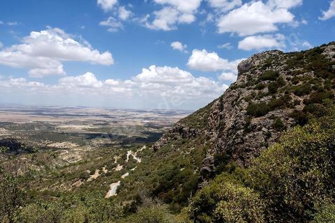 Djebel Zaghouan. Zaghouan est une ville agricole d'origine romaine (Ziqua) construite au pied du Jebel Zaghouan (1295 m) et riche en fontaines d'eau de source. C'est une charmante petite médina agrippée aux flancs du relief boisé. L’architecture sacrée y reflète de profondes influences andalouses puisqu’une communauté de réfugiés andalous s’y installa au XVII° siècle. 
