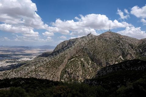Djebel Zaghouan. Zaghouan est une ville agricole d'origine romaine (Ziqua) construite au pied du Jebel Zaghouan (1295 m) et riche en fontaines d'eau de source. C'est une charmante petite médina agrippée aux flancs du relief boisé. L’architecture sacrée y reflète de profondes influences andalouses puisqu’une communauté de réfugiés andalous s’y installa au XVII° siècle. 