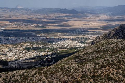 Djebel Zaghouan. Zaghouan est une ville agricole d'origine romaine (Ziqua) construite au pied du Jebel Zaghouan (1295 m) et riche en fontaines d'eau de source. C'est une charmante petite médina agrippée aux flancs du relief boisé. L’architecture sacrée y reflète de profondes influences andalouses puisqu’une communauté de réfugiés andalous s’y installa au XVII° siècle. 