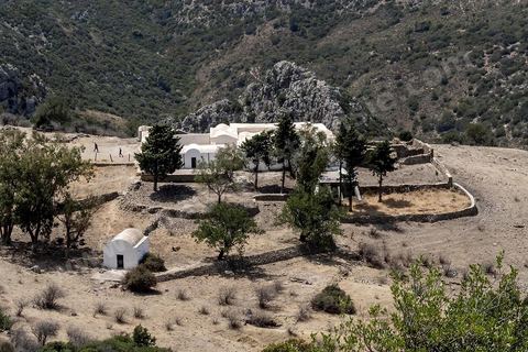The Sidi Bougabrine Mausoleum on the slopes of Jebel Zaghouan. Zaghouan is an agricultural town of Roman origin (Ziqua) built at the foot of Jebel Zaghouan (1,295 m) and rich in spring-fed fountains. It is a charming little medina clinging to the slopes of the wooded hill. Its sacred architecture reflects deep Andalusian influences, as a community of Andalusian refugees settled there in the 17th century. 